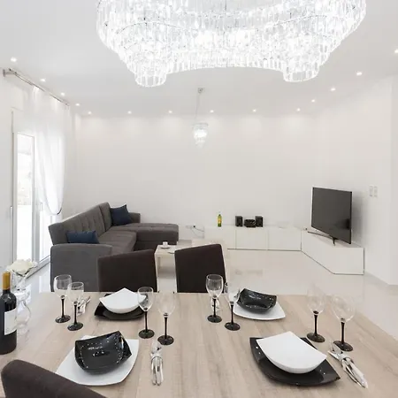 Despina's Luxury Downtown Apartment