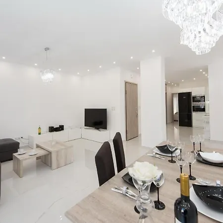 Despina's Luxury Downtown Apartament *